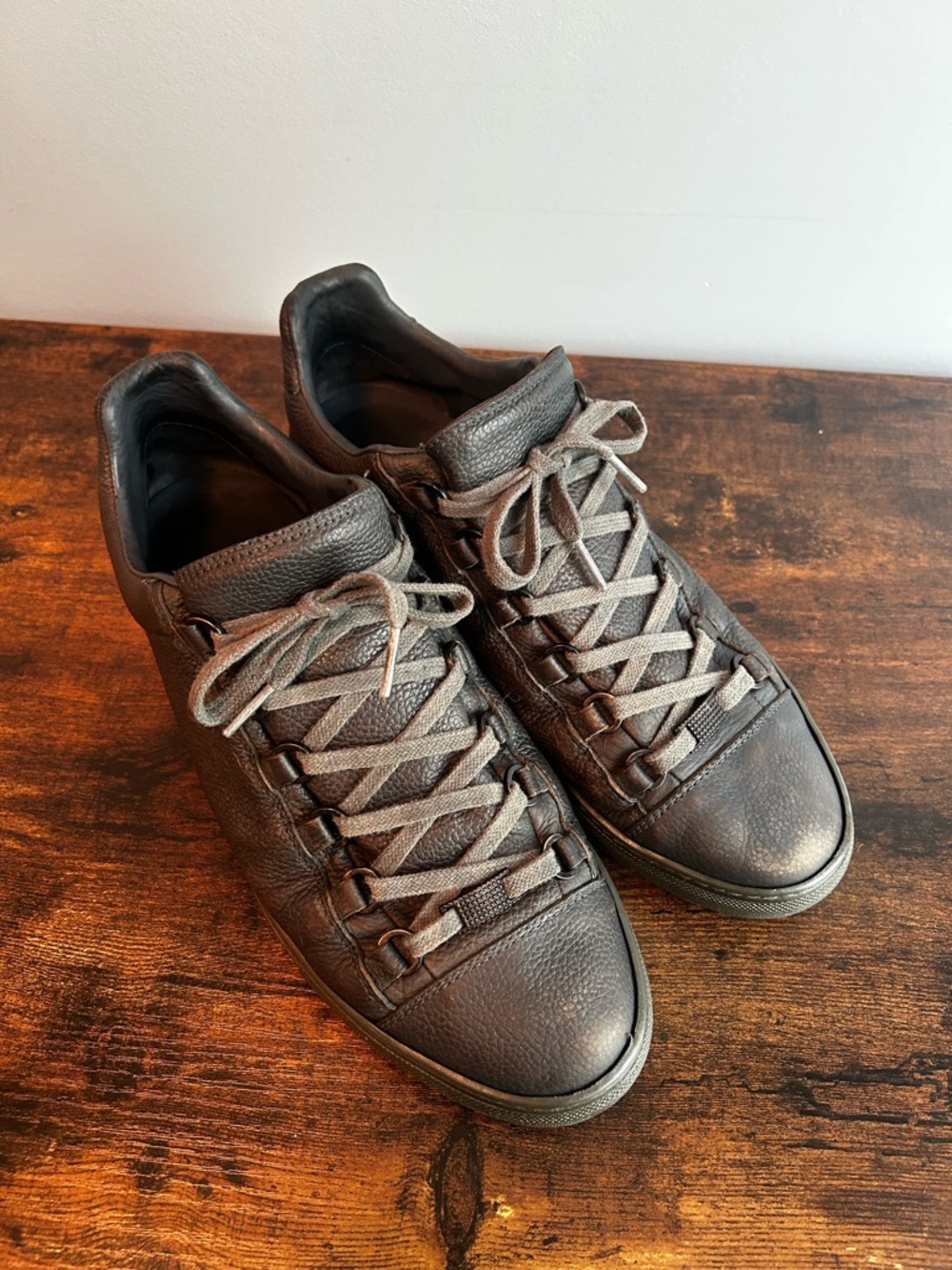 Balenciaga Arena Leather Low-Top Sneakers - Picture 2 of 12